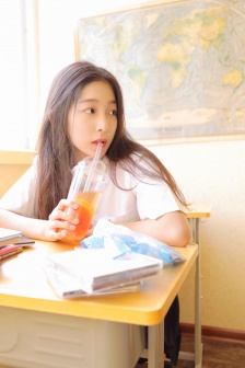 日本多名小学男生偷拍数名女同学换衣服